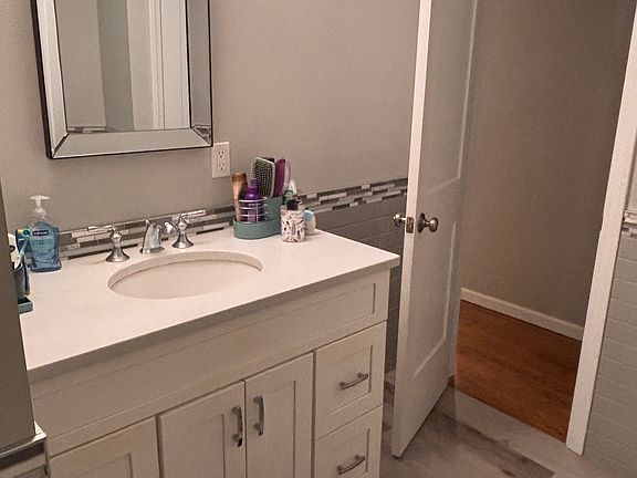 4th image of 28 Forest Hills Dr