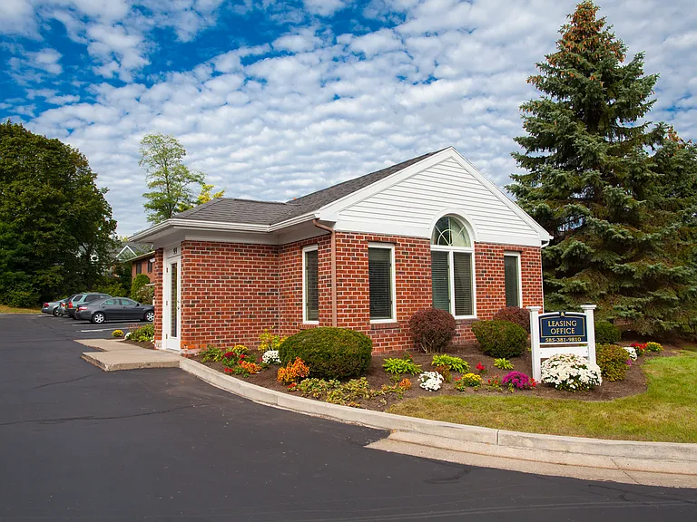 Carriage Hill Apartments — Photo 12