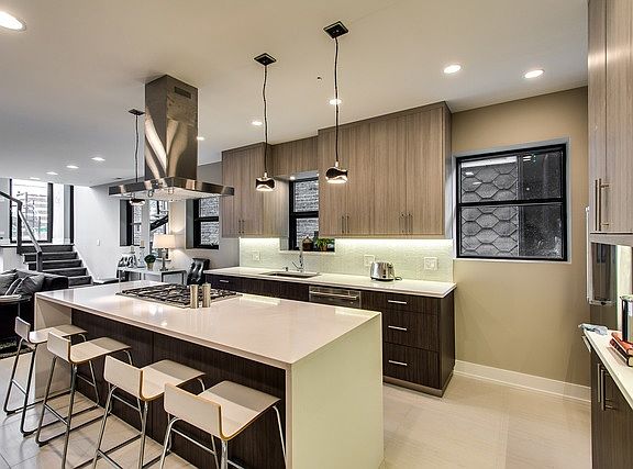 3rd image of 2016 N Wood St #Penthouse