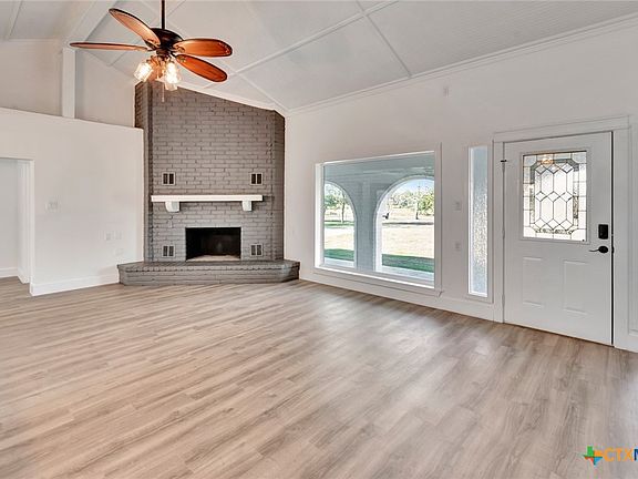 4th image of 445 Lakeshore Dr