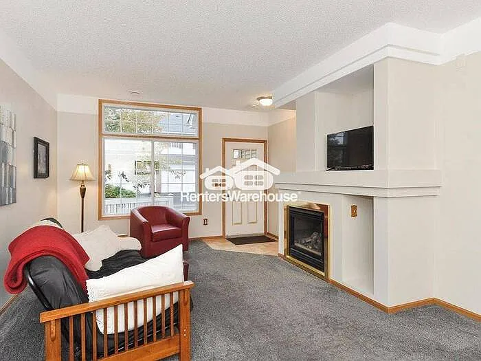 9585 Queensland Ln N — Photo 4