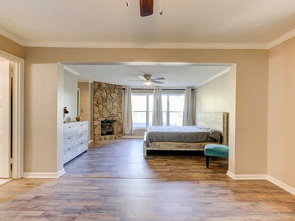2nd image of 19 Lacy Ln