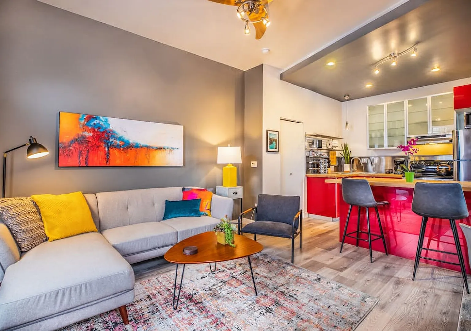 New Contemporary Historical Unit from, 5 Star Host — Photo 2
