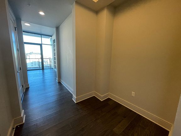 2nd image of 925 N Lincoln St #1612