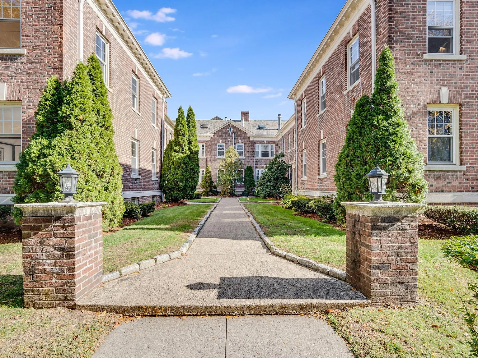 Whitney Court - 431 Whitney Ave! — Photo 2