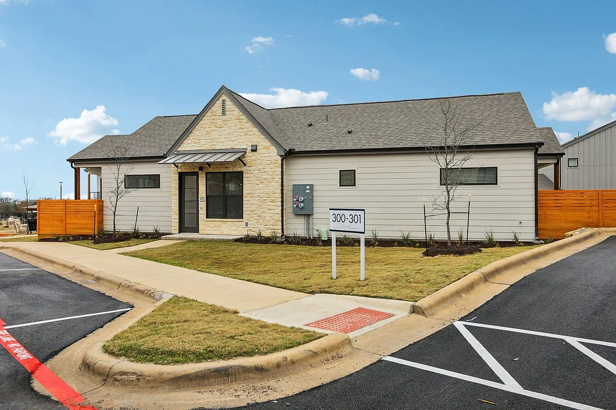 Building Photo - 1601-702 Mustang Dr