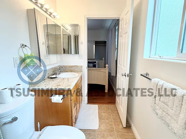 2323 E Manoa Rd — Photo 9