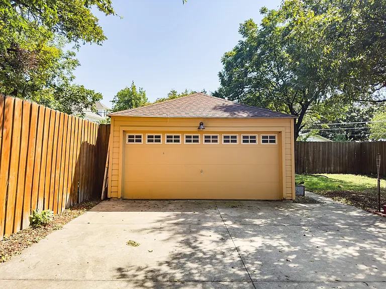 2222 Carnes St — Photo 2