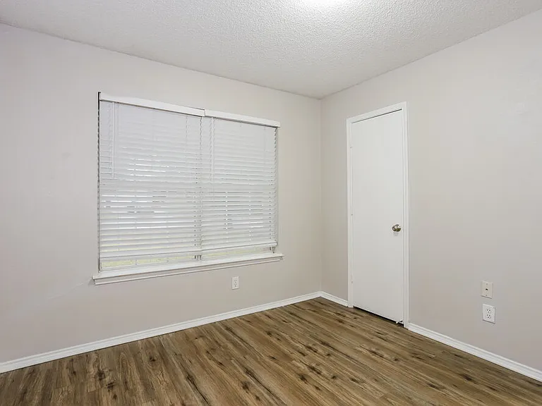 704 Stonebrooke Dr — Photo 14