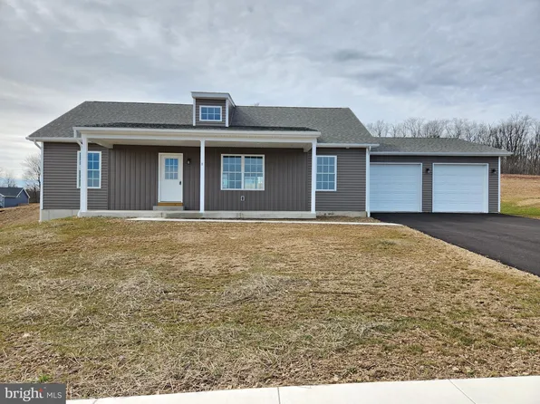8 Hillside Vista Dr, Pine Grove, PA 17963