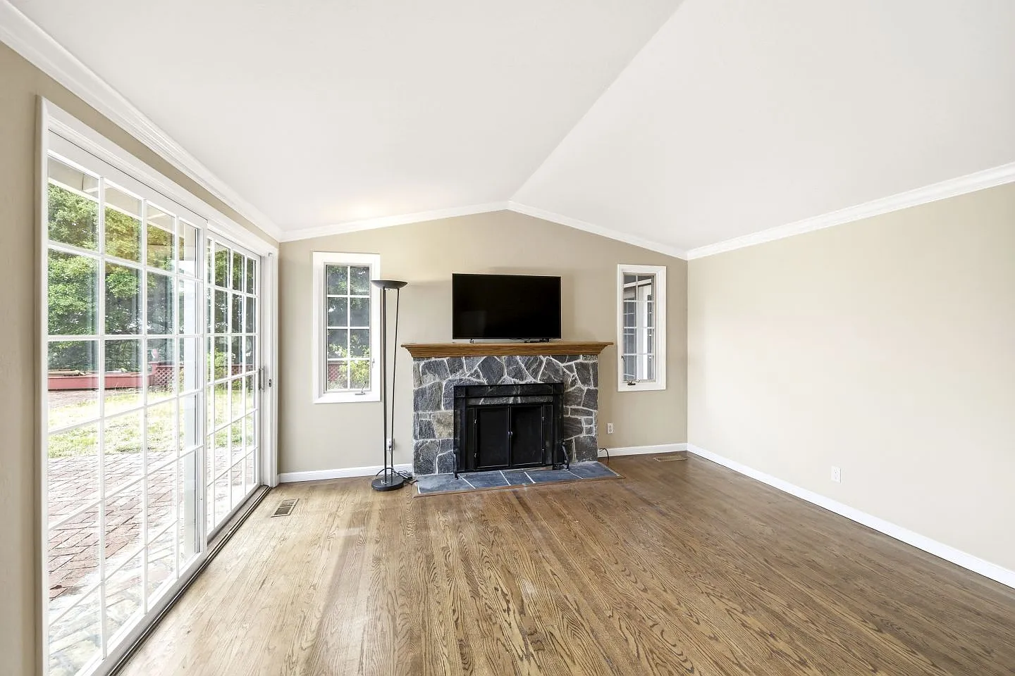 4 bed, 2.5 bath, 2440 sqft, $9,500 — Photo 2