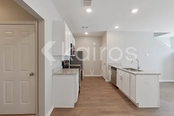 220 Long Island Dr — Photo 4