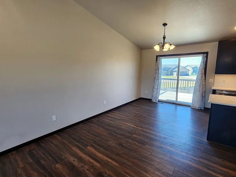 557 Mace Dr — Photo 4