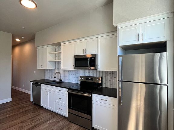 5th image of 1415 N Dekum St #204