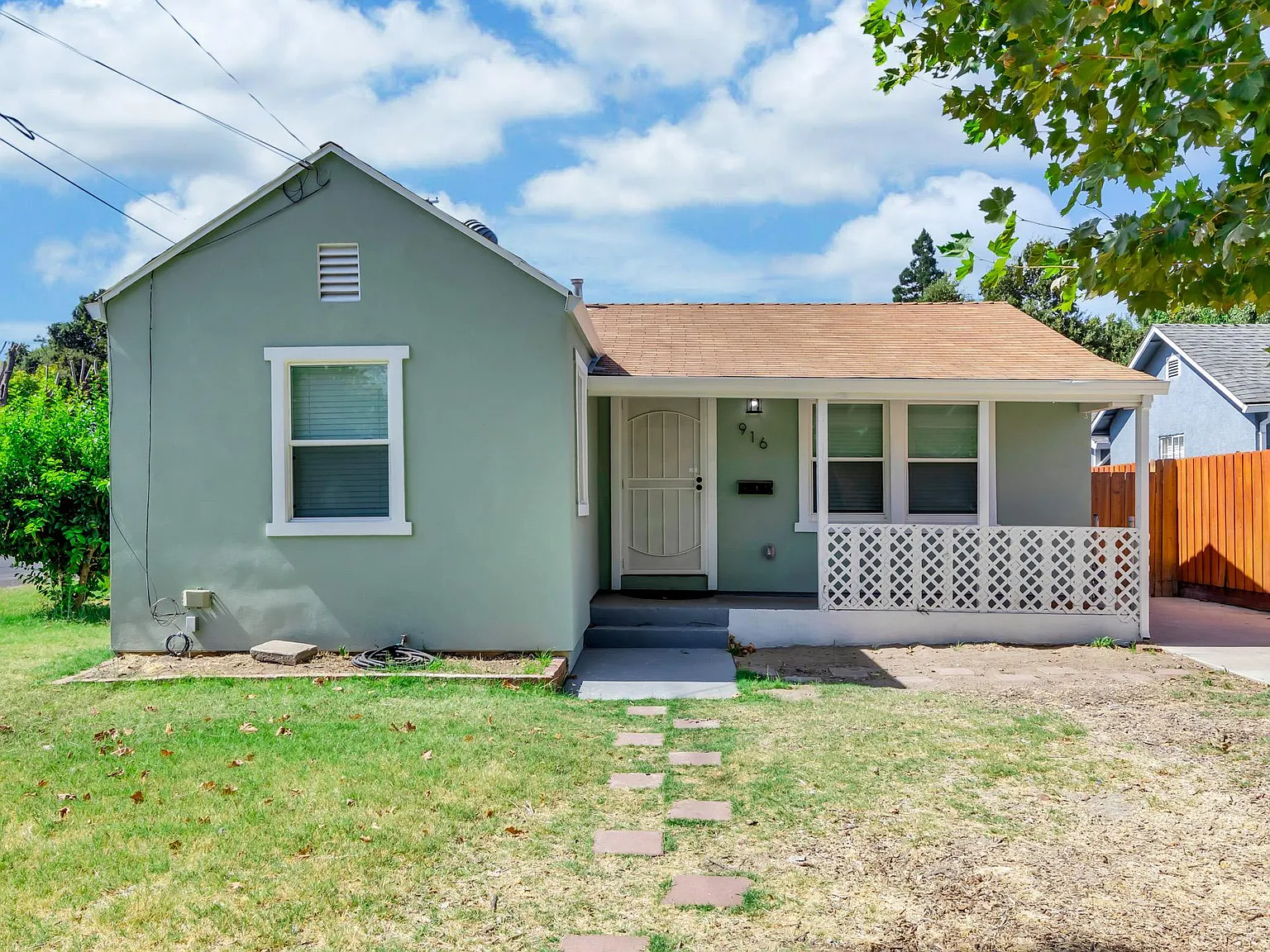 916 Poplar Ave — Photo 2