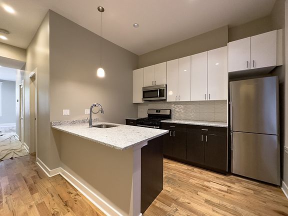2nd image of 753 W Buckingham Pl #2
