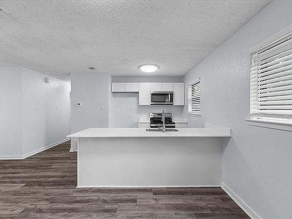 4th image of 303 Mansfield Rd