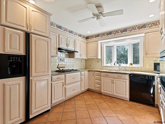 3rd image of 7 Sheraton Ln