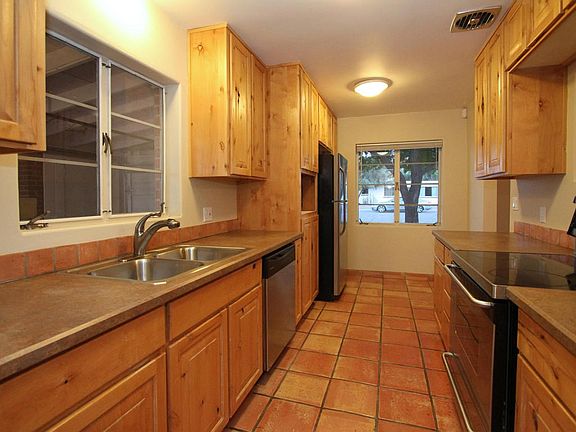 5th image of 3249 E Hawthorne St