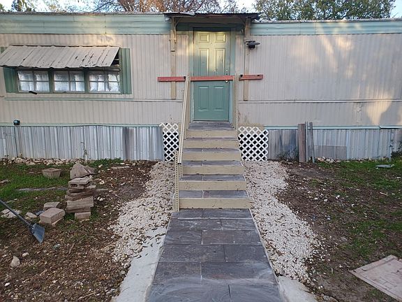 Front door whit concrete entrance
