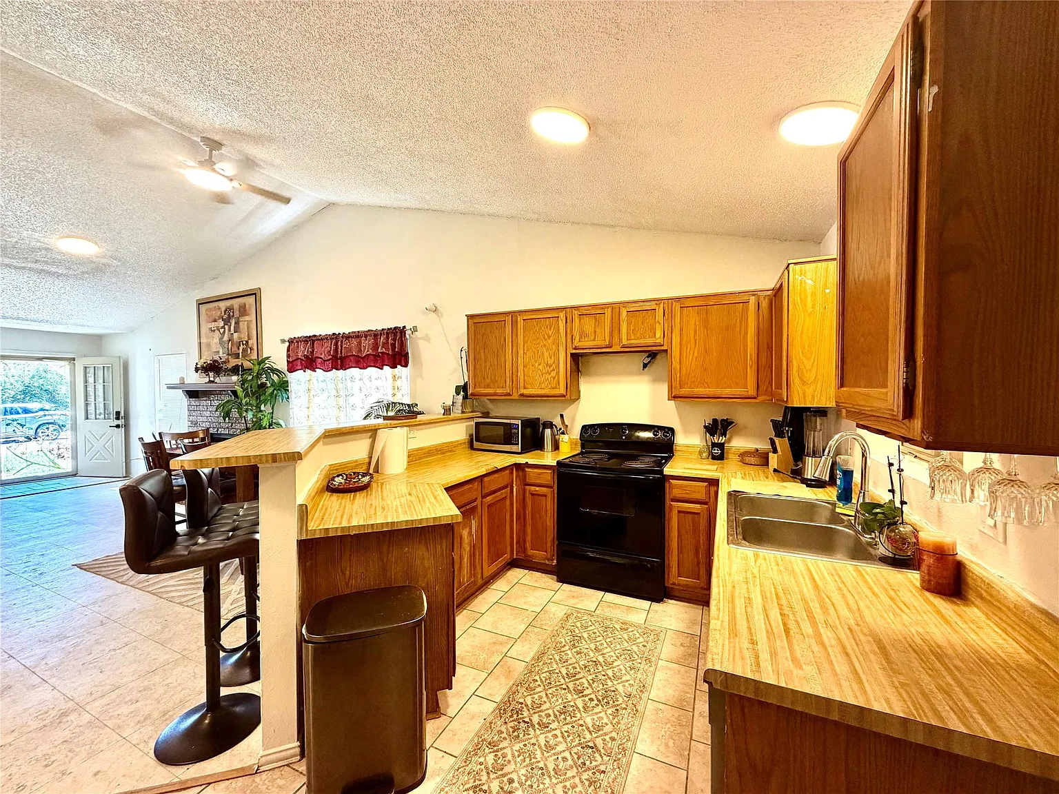 4 bed, 1730 sqft, $1,950 — Photo 3