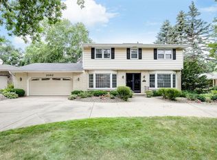 2082 Cameron Cir, Woodbury, MN 55125