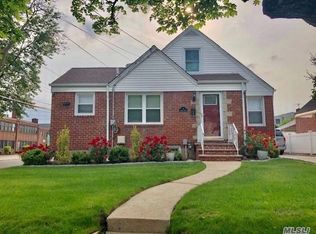 2 Putnam Ave, Valley Stream, NY 11580