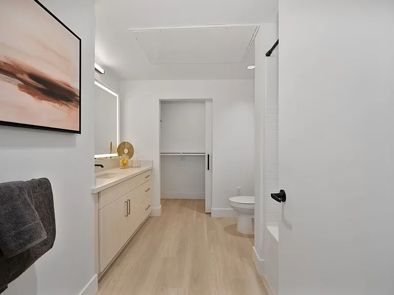 Begonia Place Luxury Apartments — Photo 47