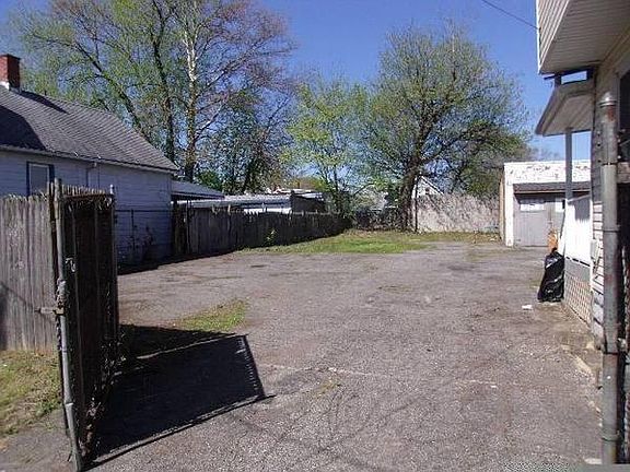 3rd image of 3292 W 31st St