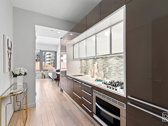 5th image of 75 Wall St APT 28L