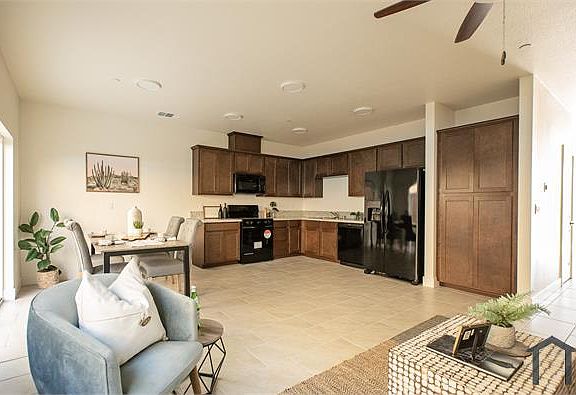 2nd image of 904 N Olive Ave