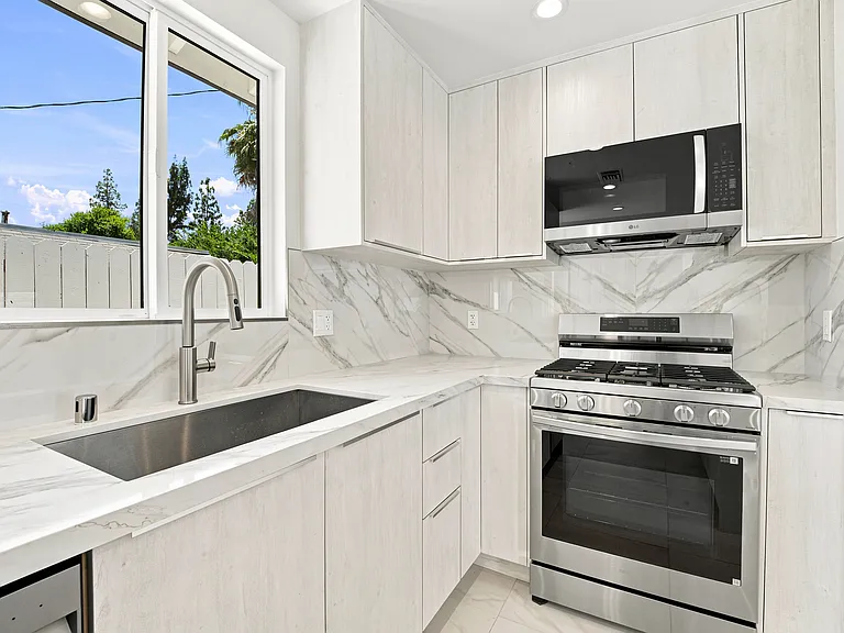 19008 Hartland St #913S38 — Photo 2