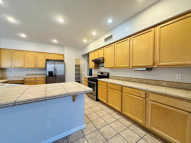 672 W Raven Dr — Photo 6