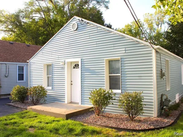 2163 E McLean Ave, Burton, MI 48529