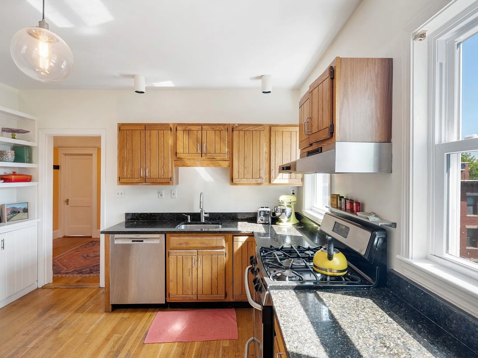2 bed, 1.0 bath, 978 sqft, $3,950 — Photo 1