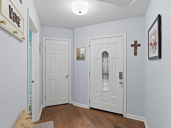 5th image of 395 Devon Chase Hl Unit 4303
