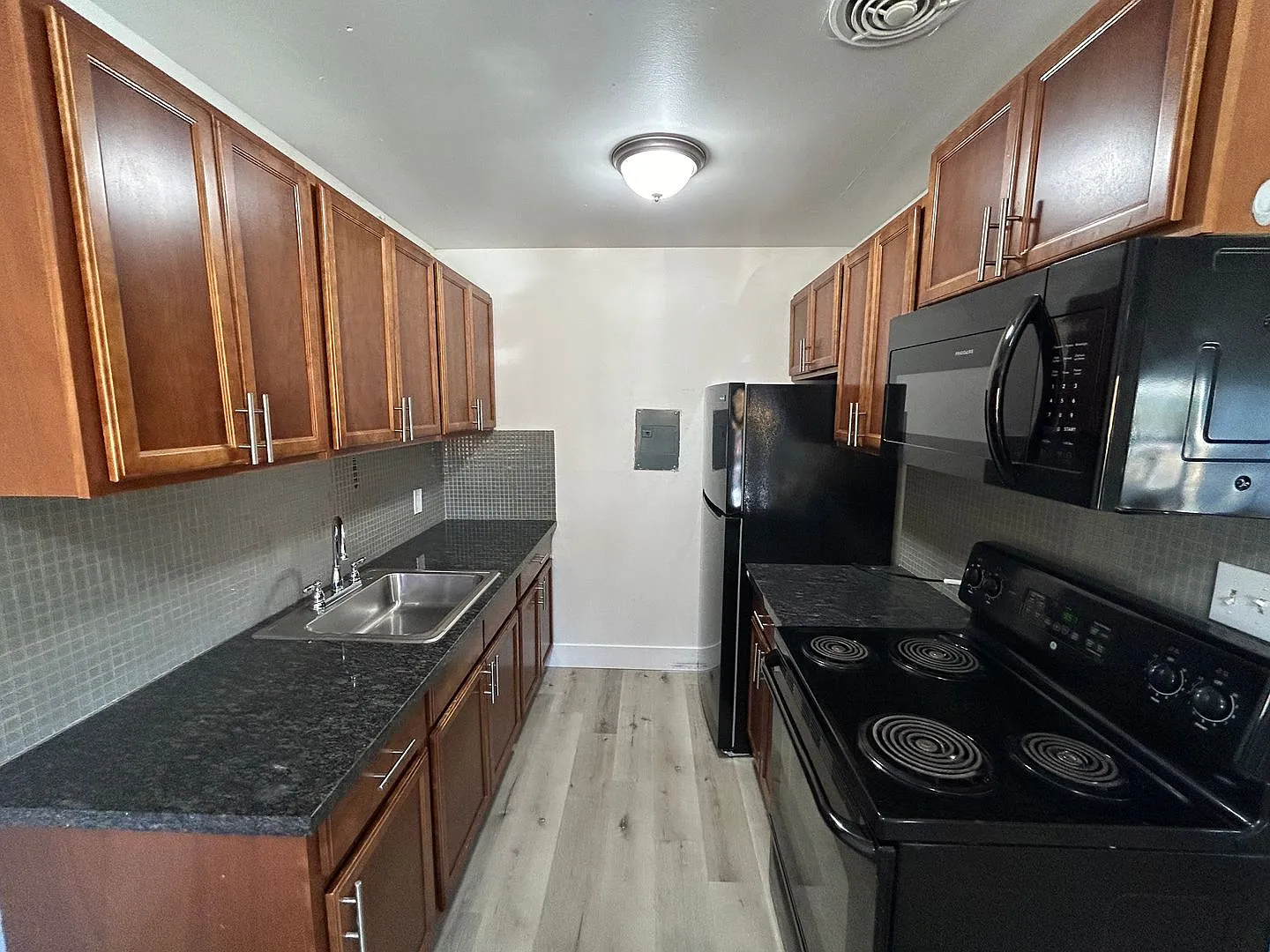 Young St Apartments — Photo 2