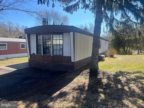 2nd image of 6 Magnolia Ln