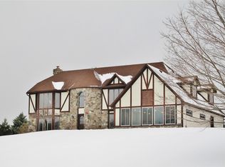 21 Graywood Ln #PVT, Pittsford, NY 14534
