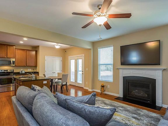 3rd image of 2409 Pear Tree Ln