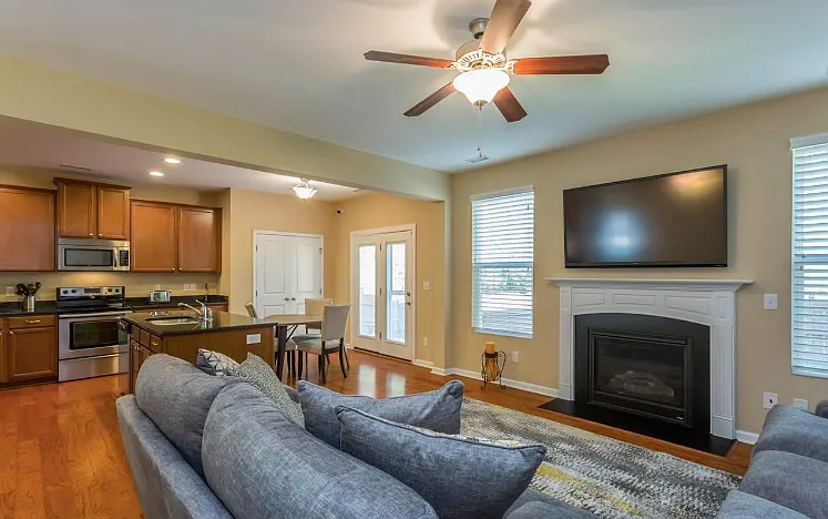 2409 Pear Tree Ln — Photo 3