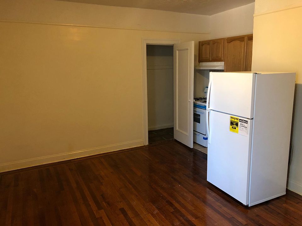 2nd image of 715 E 231st St