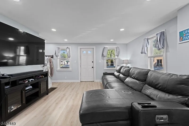 2 bed, 1.0 bath, $2,100 — Photo 3