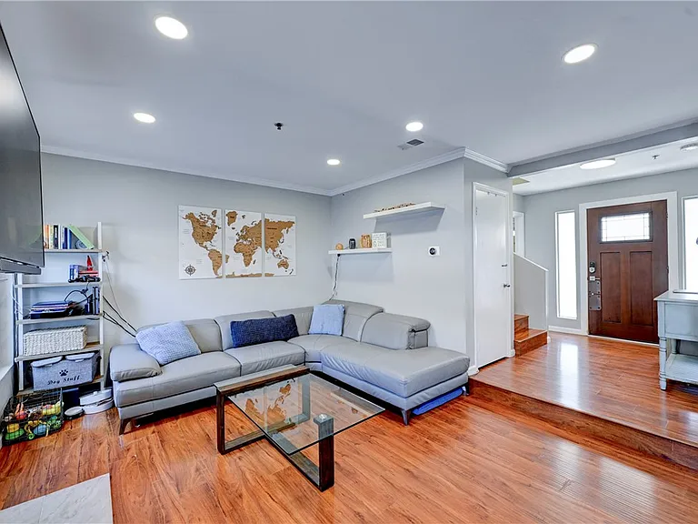 260 Victoria St #5 — Photo 10