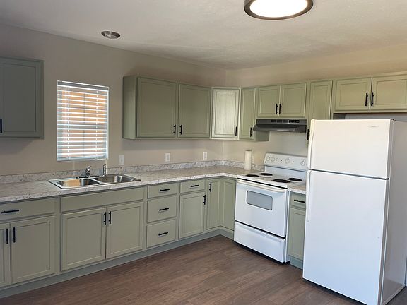 KITCHEN W/APPLIANCES