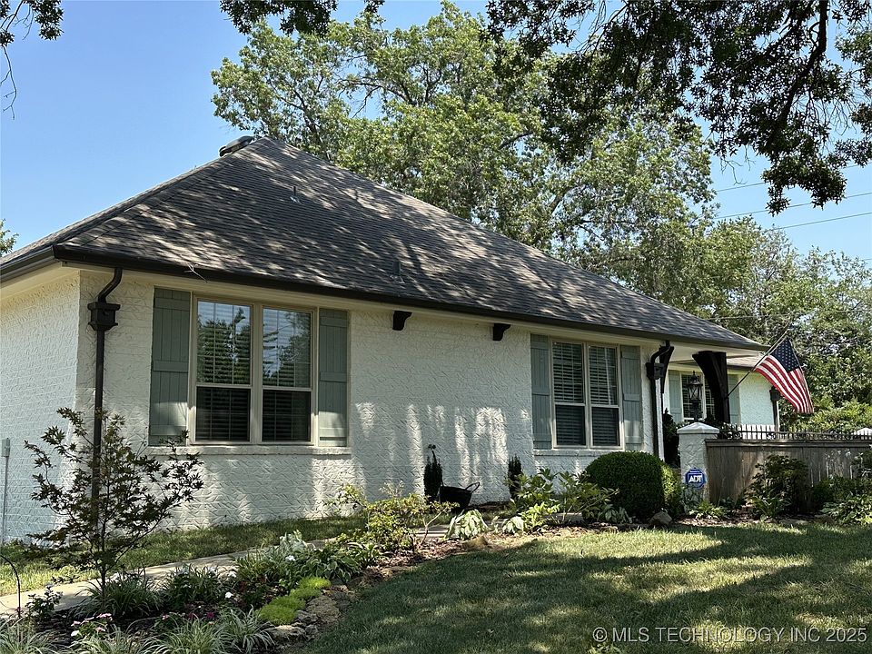 2nd image of 2701 Oxford Ct