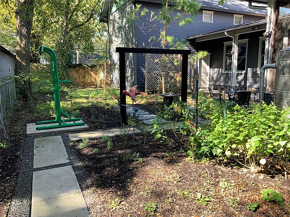 2nd image of 1329 Waverly St #A
