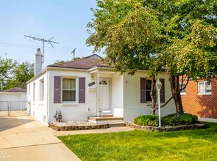 20468 Roscommon St, Harper Woods, MI 48225