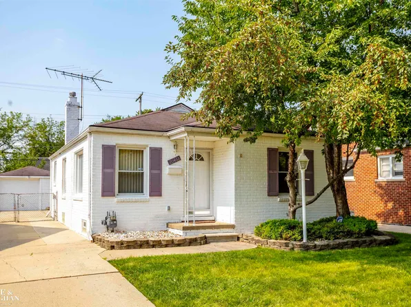 20468 Roscommon St, Harper Woods, MI 48225