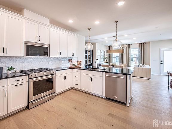 3rd image of 1108 Greenwich Dr